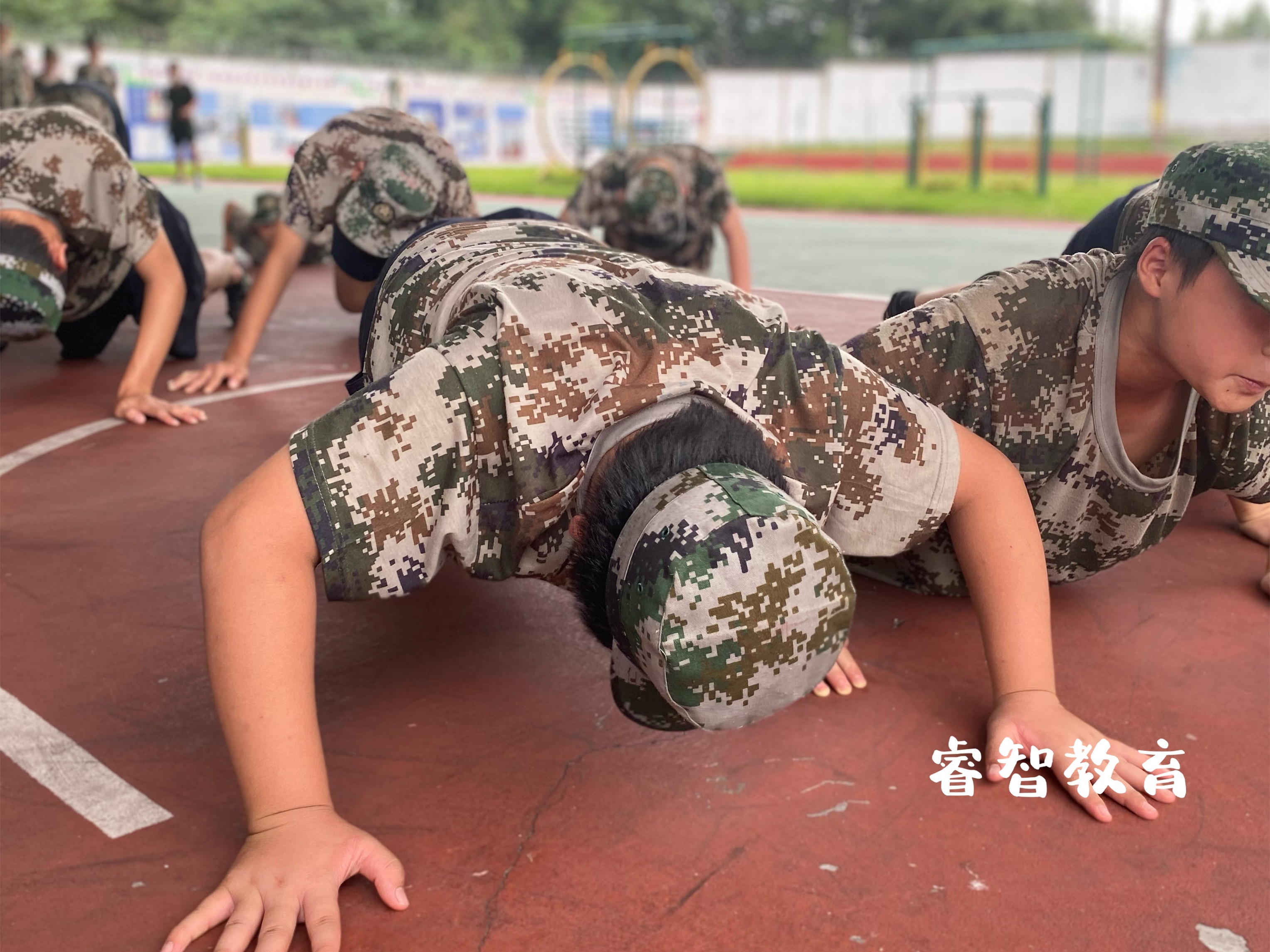 面對孩子厭學情況，家長內心焦慮不安，不由得害怕孩子放棄學習，以后難以在社會上立足。嘗試了許多辦法，依舊不能消除孩子的厭學情緒，讓家長們十分無力。新起點專門學校，一所廣西玉林市全封閉叛逆學校來跟大家分享教育厭學孩子的方法。